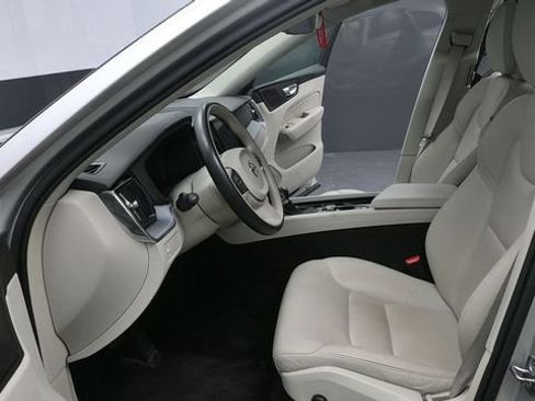 Used 2019 Volvo XC60 T6 Momentum w/ Multimedia Package AWD/4WD image 11