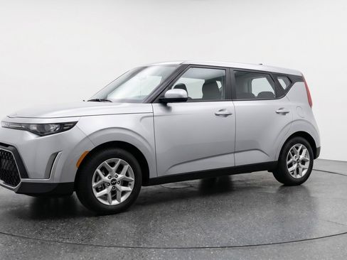 Used 2025 Kia Soul LX w/ LX Technology Package FWD image 3