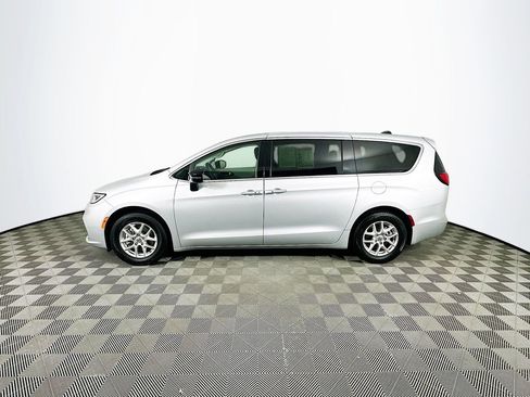 Certified 2024 Chrysler Pacifica Touring-L image 6