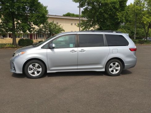 Used 2020 Toyota Sienna LE w/ Carpet Mat Package FWD image 3
