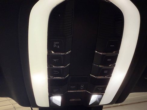 Used 2018 Porsche Macan AWD/4WD image 25