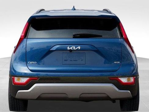 New 2025 Kia Niro EX Touring image 11