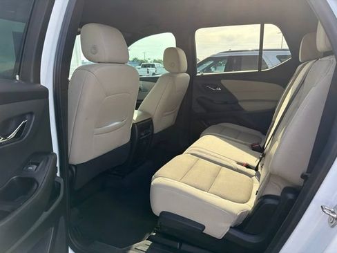 Used 2022 Chevrolet Traverse LS FWD image 17