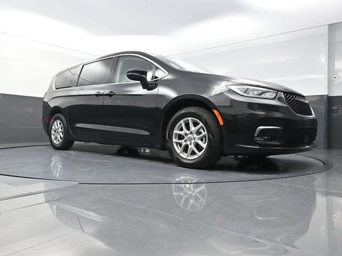 Used 2023 Chrysler Pacifica Touring-L FWD image 19