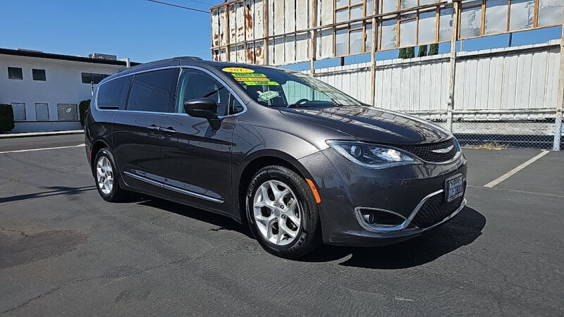 Used 2017 Chrysler Pacifica Touring-L w/ Tire & Wheel Group FWD image 1