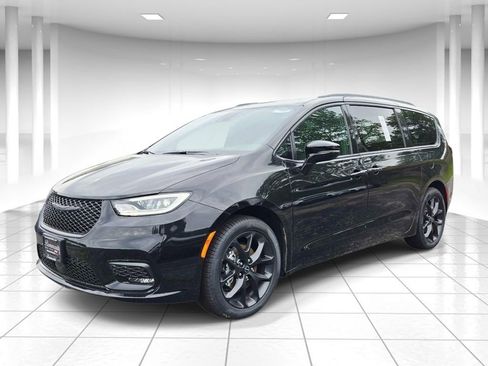 New 2026 Chrysler Pacifica Select w/ S Appearance Package FWD image 7