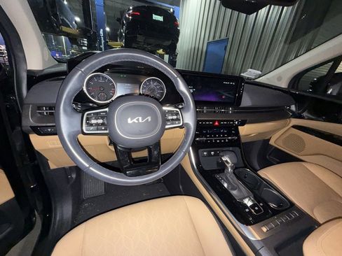 Used 2024 Kia Carnival EX image 12