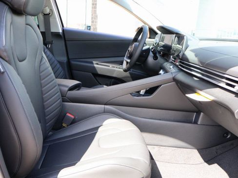 New 2025 Hyundai Elantra Limited image 10