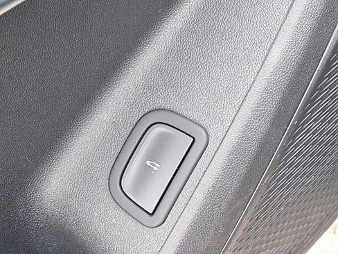 Used 2025 Chevrolet Traverse LT image 35