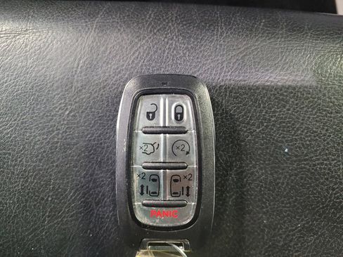 Used 2018 Chrysler Pacifica Touring-L FWD image 32