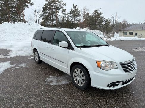 Used 2016 Chrysler Town & Country Touring FWD image 10