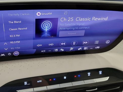 Used 2025 Buick Enclave Avenir w/ Super Cruise Package AWD/4WD image 7
