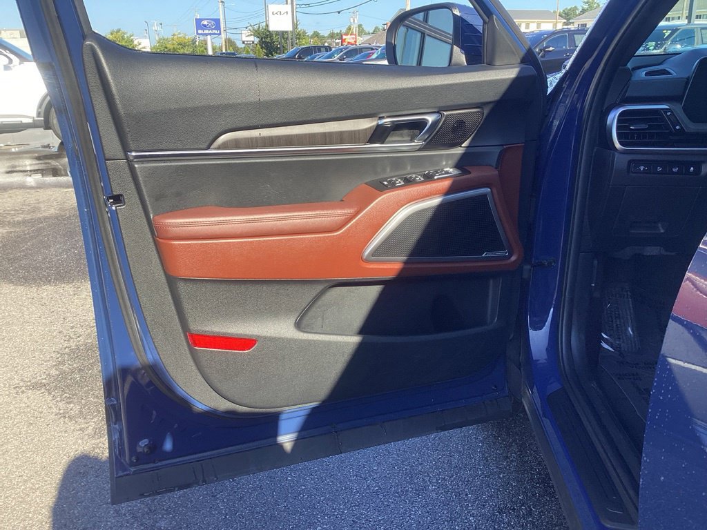 Used 2024 Kia Telluride EX w/ EX Captain's Chair Package AWD/4WD image 11