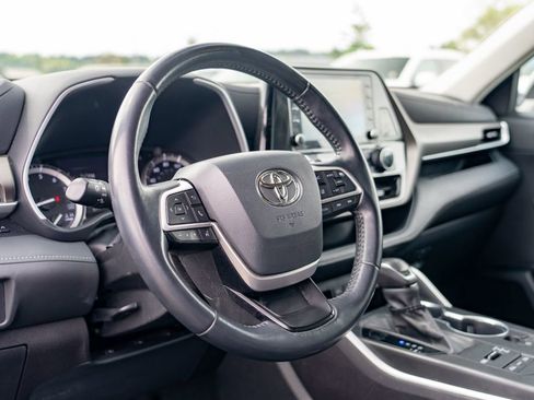 Used 2022 Toyota Highlander XLE AWD/4WD image 13