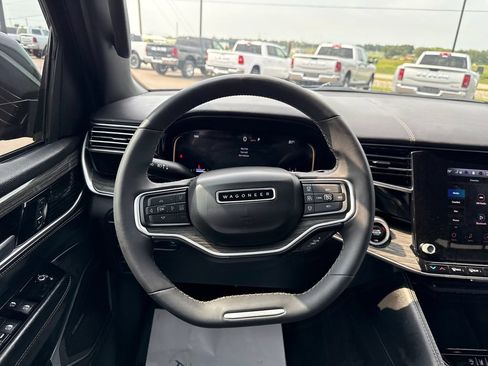 Used 2022 Jeep Wagoneer Series III w/ Premium Group I AWD/4WD image 14