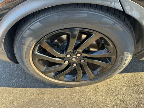 Used 2017 Land Rover Discovery HSE image 14