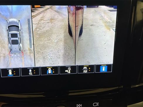 Used 2023 Chevrolet Traverse RS image 41