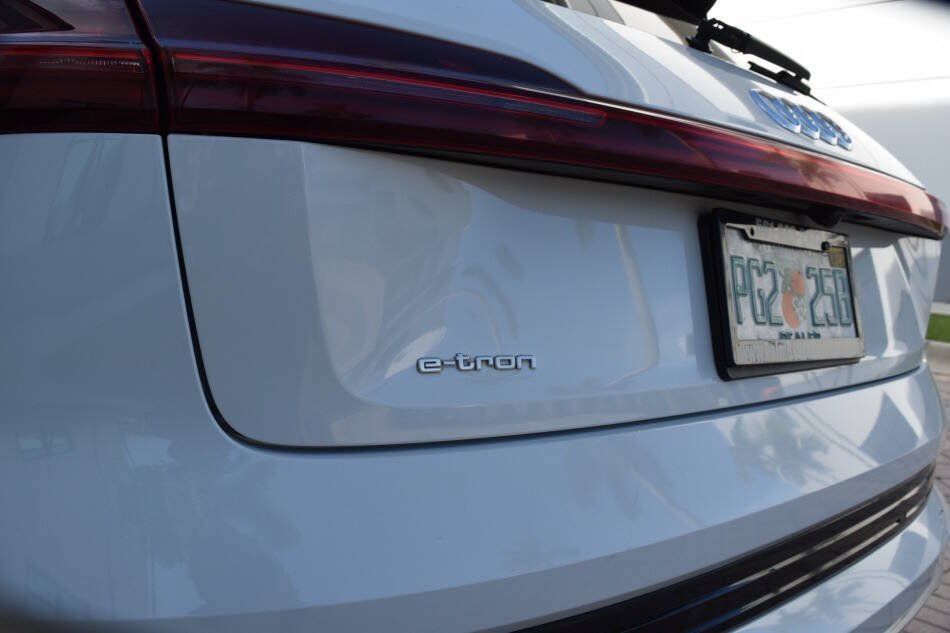 Used 2019 Audi e-tron Prestige w/ Prestige Package AWD/4WD image 21