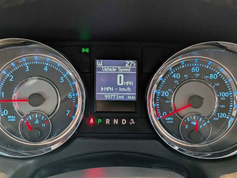 Used 2015 Chrysler Town & Country Touring image 30