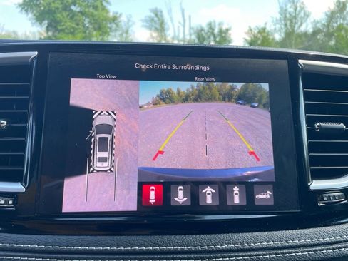 Used 2023 Chrysler Pacifica Limited w/ Uconnect Theater Family Group FWD image 8