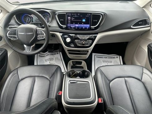 Used 2024 Chrysler Pacifica Touring-L image 10