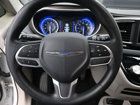 Used 2020 Chrysler Voyager LX FWD image 15