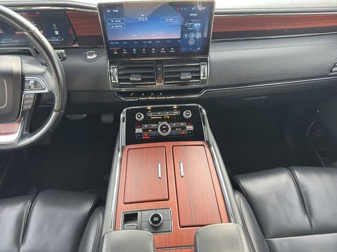 Used 2024 Lincoln Navigator L Premiere image 12