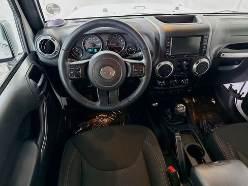 Used 2017 Jeep Wrangler Unlimited Sahara w/ Connectivity Group AWD/4WD image 4