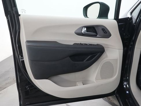 Used 2023 Chrysler Pacifica Touring-L FWD image 21