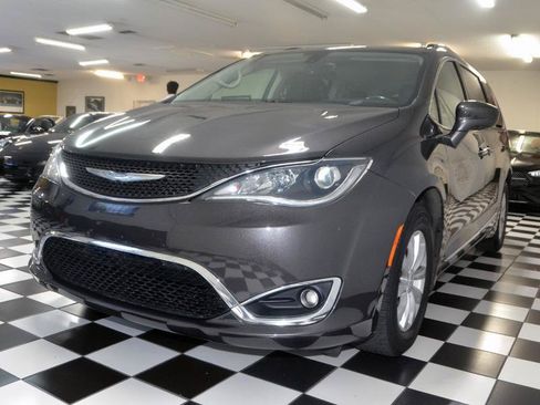 Used 2019 Chrysler Pacifica Touring-L FWD image 5