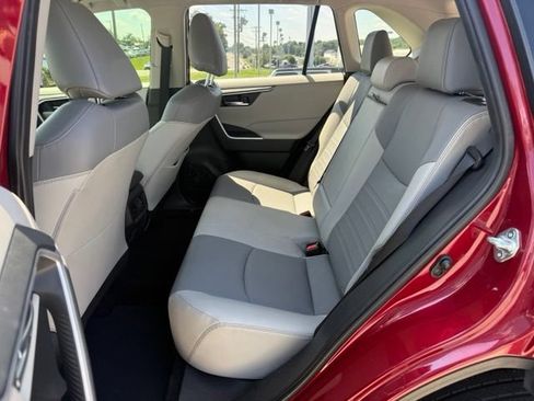 Used 2019 Toyota RAV4 XLE Premium FWD image 17