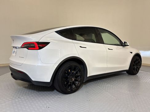 Used 2024 Tesla Model Y Long Range image 9