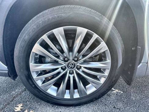 Used 2024 Toyota Highlander Platinum image 19