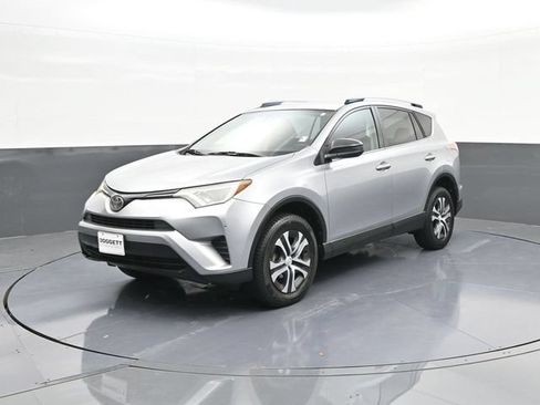 Used 2018 Toyota RAV4 LE FWD image 1