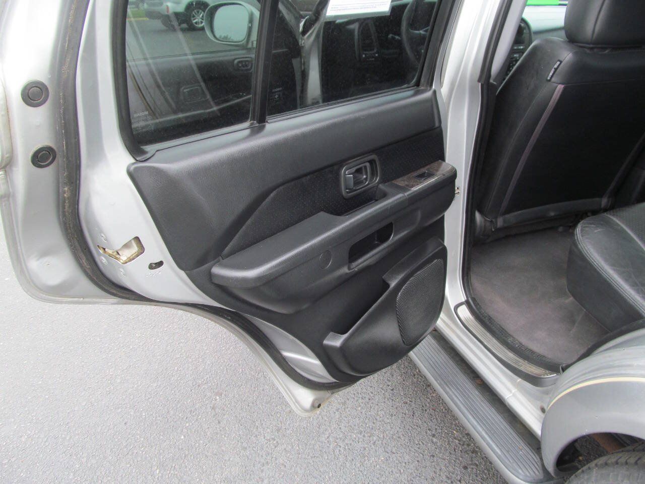 Used 2004 Nissan Pathfinder LE Platinum RWD image 16