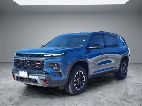 Used 2025 Chevrolet Traverse Z71 w/ Enhanced Driving Package image 3