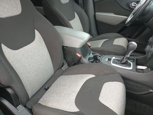 Used 2014 Jeep Cherokee Latitude w/ Comfort/Convenience Group image 33