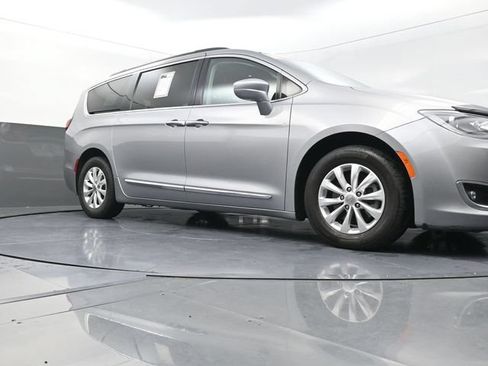 Used 2017 Chrysler Pacifica Touring-L FWD image 19
