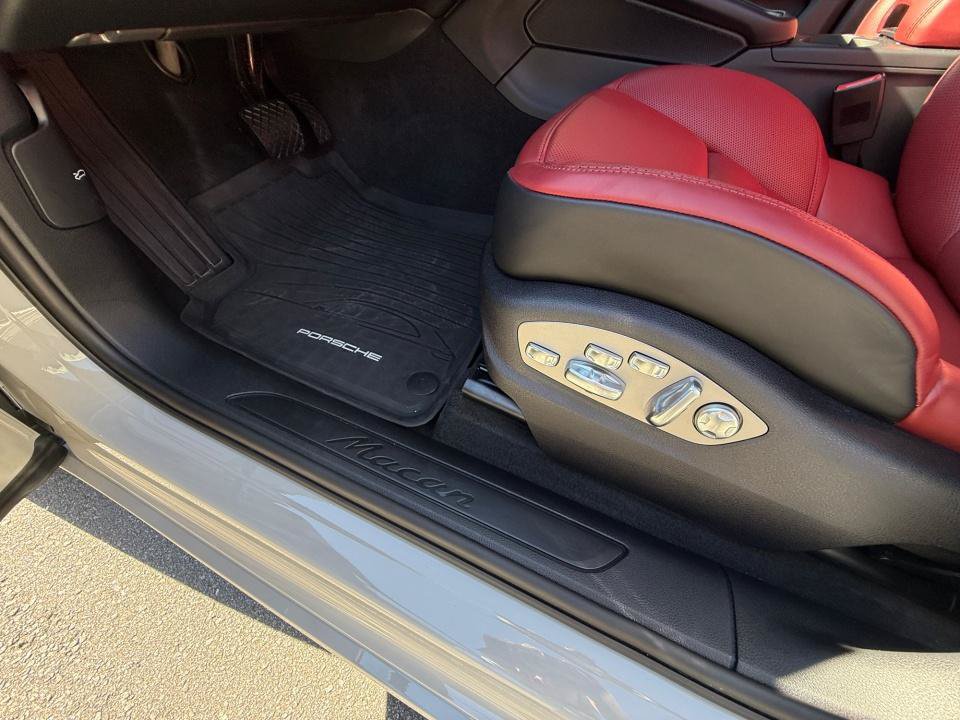 Certified 2026 Porsche Macan Turbo AWD/4WD image 25