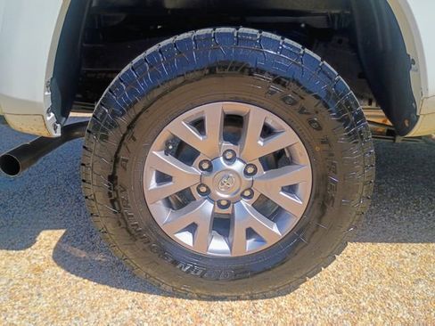 Used 2018 Toyota Tacoma SR5 w/ SR5 Appearance Package (SM) RWD image 20
