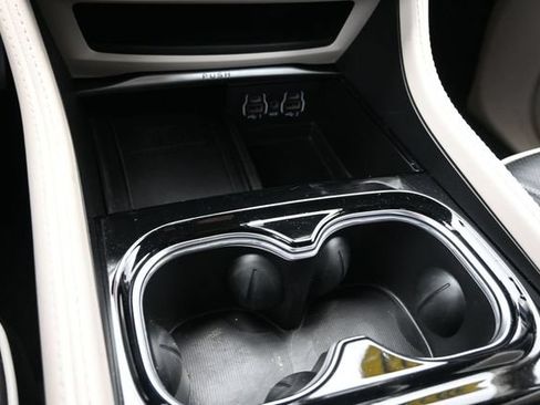 Used 2024 Chrysler Pacifica Limited FWD image 36