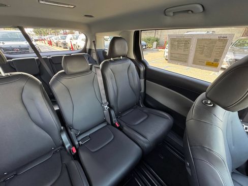 Used 2026 Kia Carnival FWD image 35