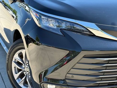 Used 2025 Toyota Sienna XLE FWD image 3