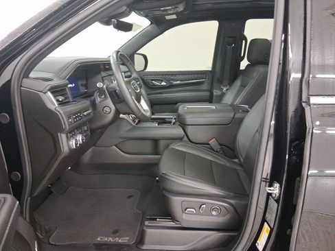 Used 2023 GMC Yukon Denali w/ Denali Reserve Package image 5