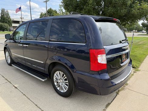 Used 2015 Chrysler Town & Country Touring-L w/ Driver Convenience Group FWD image 7