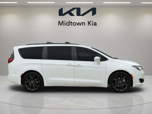 Used 2018 Chrysler Pacifica Limited w/ Advanced Safetytec Group FWD image 2