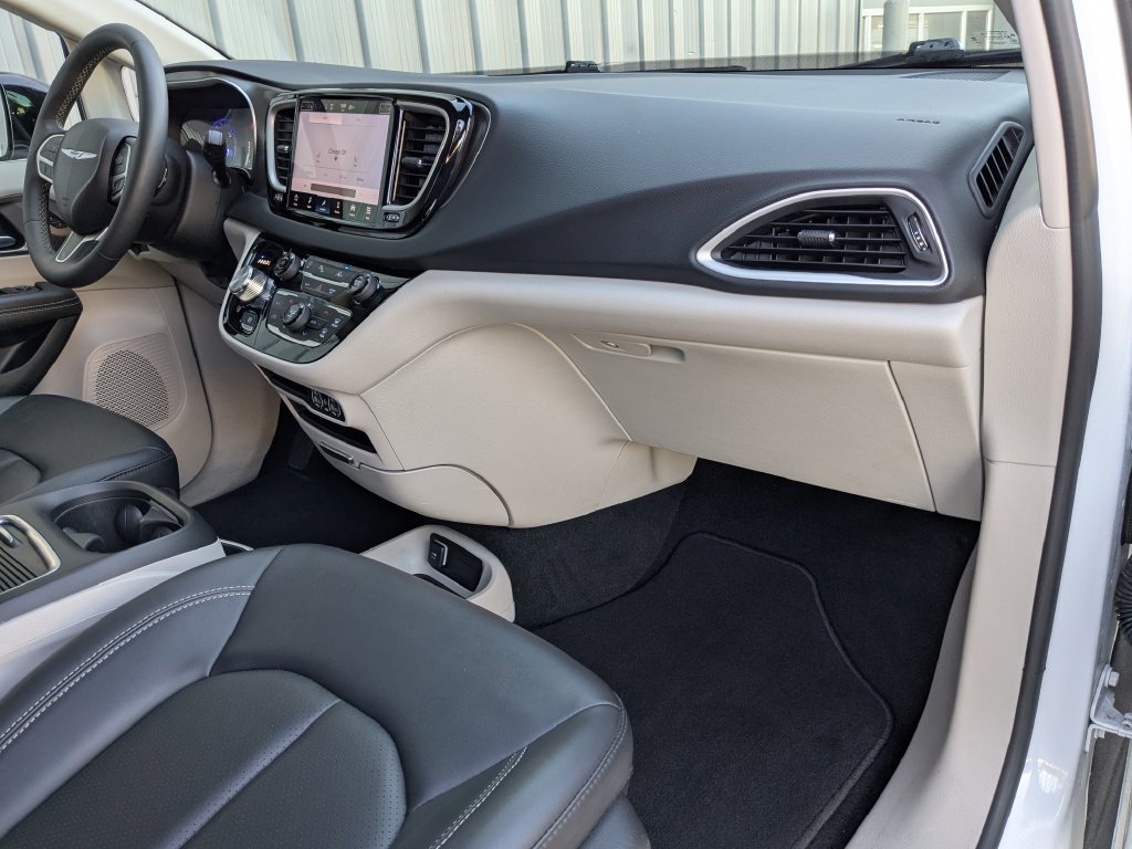 Used 2024 Chrysler Pacifica Touring-L FWD image 30