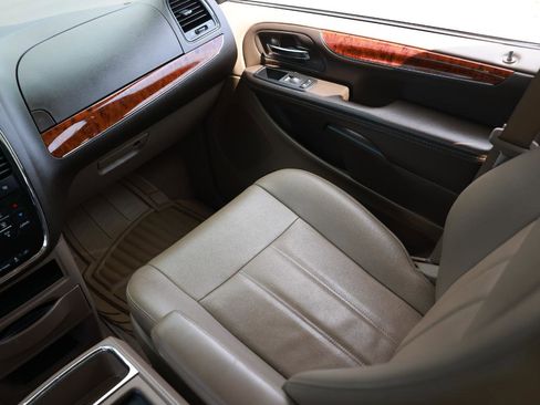 Used 2016 Chrysler Town & Country Touring image 21