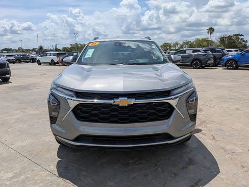 Used 2025 Chevrolet Trax LT w/ LT Convenience Package FWD image 3