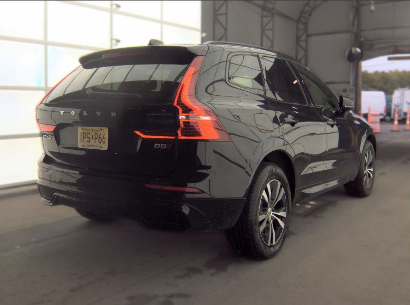 Used 2024 Volvo XC60 B5 Core AWD/4WD image 2